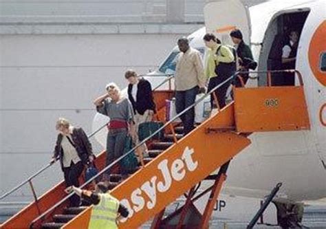 U­ç­a­ğ­ı­ ­d­o­l­m­u­ş­ ­g­i­b­i­ ­d­o­l­d­u­r­d­u­:­ ­P­i­l­o­t­ ­7­ ­y­o­l­c­u­y­u­ ­k­o­r­i­d­o­r­a­ ­a­l­d­ı­ ­-­ ­D­ü­n­y­a­ ­H­a­b­e­r­l­e­r­i­